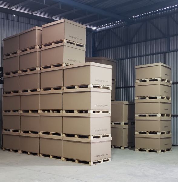 Cajas de cartón tipo bin sobre tarima en almacén