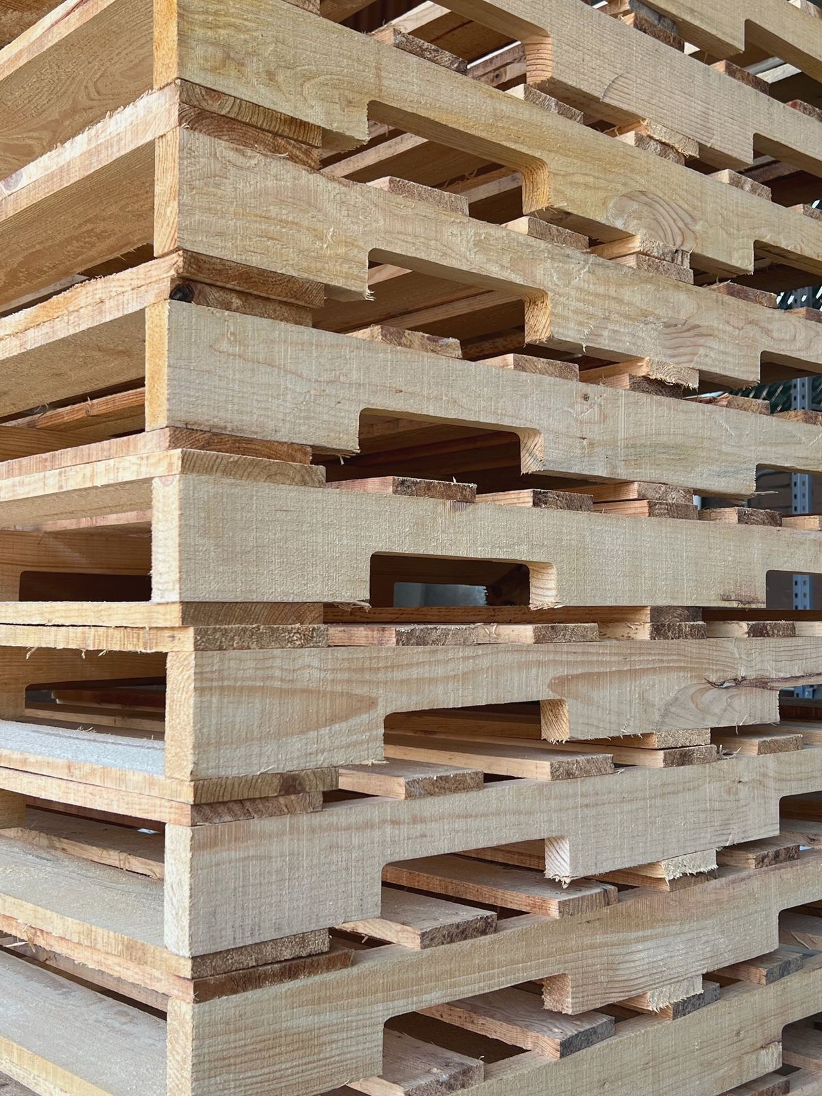 Tablas de tarima apiladas